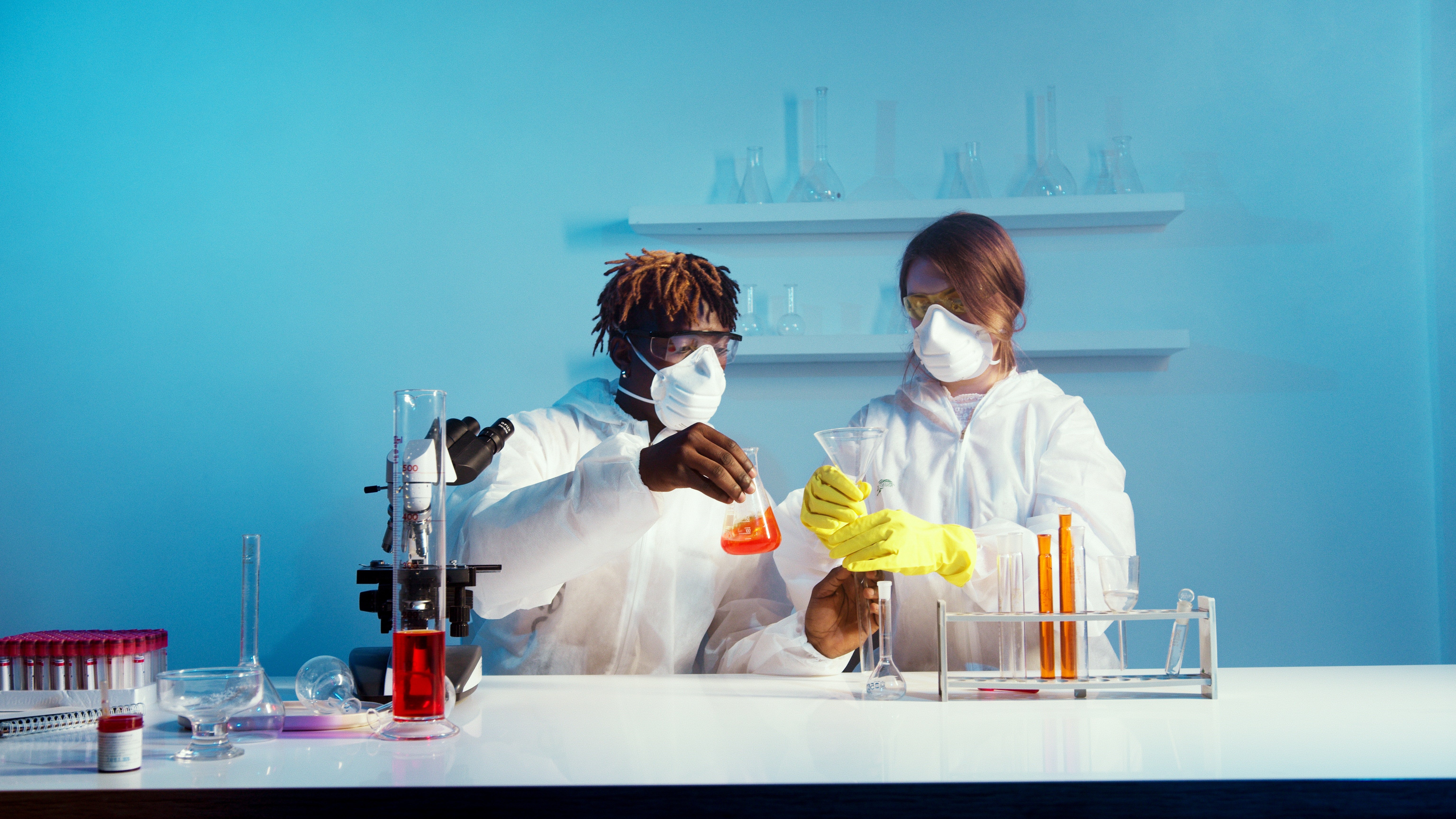 La ciencia de la escucha social: combinar estudios de mercado con el análisis de la competencia